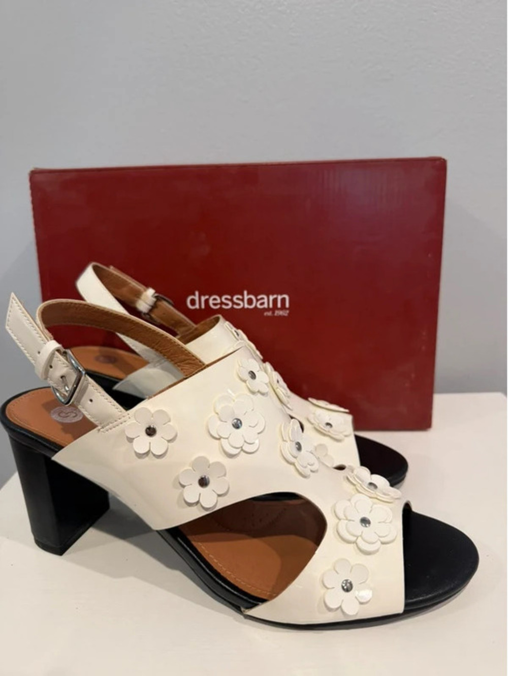 Dressbarn Calista White Floral Appliqué Block Heel Sandals Size 8.5